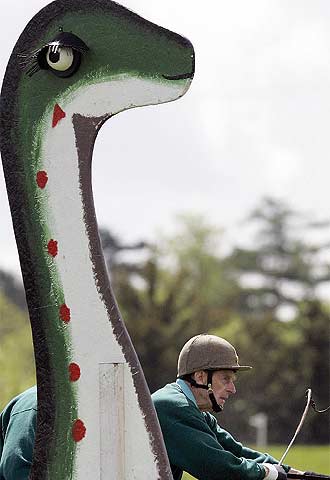 El duque de Edimburgo, que participó este fin de semana en Escocia en una carrera de carros de caballos, pasa trás un muñeco del legendario  Nessie. 