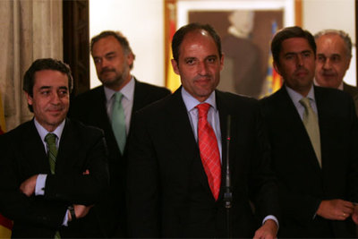 Campos, González Pons, Camps, Rambla y Blasco, en uno de los patios de Presidencia al anunciarse los cambios.