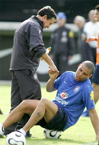 Carlos Alberto Parreira ayuda a Ronaldo en un ejercicio.