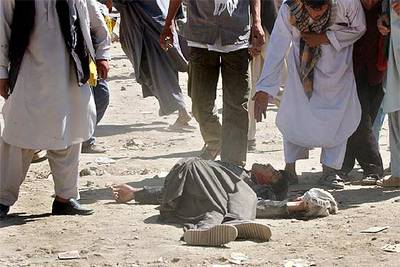 Uno de los manifestantes muertos por disparos de soldados estadounidenses ayer en Kabul.