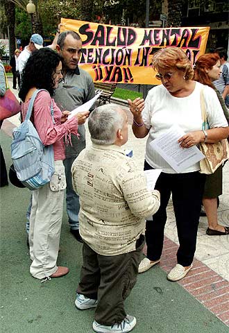 Familiares de enfermos  piden en Alicante más servicios.