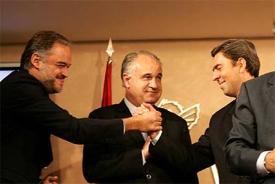 De izquierda a derecha, Esteban González Pons, Rafael Blasco y Vicente Rambla, ayer, en la toma de posesión del último como portavoz del Consell.