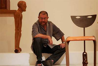 Guillermo Pérez Villalta posa entre  Arca del cielo,  a la izquierda, y la silla  Antifaz. 