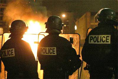 Agentes antidisturbios franceses vigilan una zona de Montfermeil, en la periferia de París, en la noche del martes.