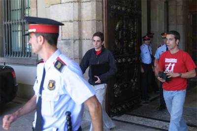 Dos jóvenes independentistas irrumpen en el Parlament