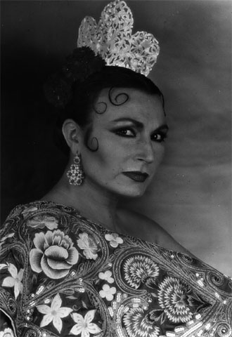 Rocío Jurado con capa y peineta.