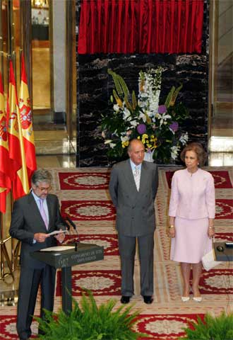 Los Reyes y Manuel Marín, ayer en el Congreso.
