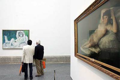  La maja desnuda , de Goya (a la derecha), y  Gran desnudo,  de Picasso.