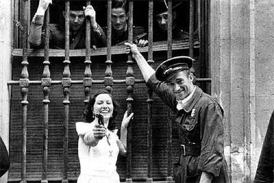 José Catalán el 21 de julio de 1936, en el centro tras la reja.