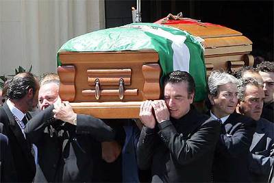 José Ortega Cano (a la derecha) y Amador Mohedano llevan el féretro de su esposa y hermana, respectivamente, ayer en Chipiona.