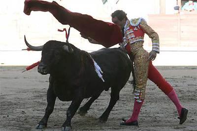 El diestro El Cid, durante el primer toro de la tarde ayer en Las Ventas.
