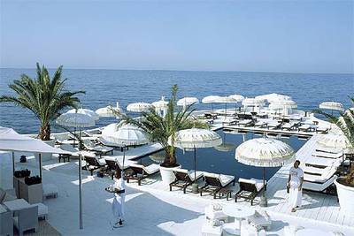 Puro Beach, en la playa de Gala, en Palma de Mallorca, es un espacio de diseño étnico y color blanco que ofrece sesiones de 'dj's', tratamientos de 'spa' un restaurante con vistas al mar.rnEl club de playa La Cabane, del hotel Los Monteros, en Marbella (Málaga).