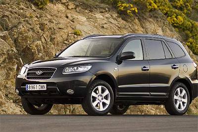 El Santa Fe tiene una imagen moderna y equilibrada. El frontal integra bien el parachoques, que mantiene el color de la carrocería, y se han redondeado todos los ángulos para estilizar la línea.