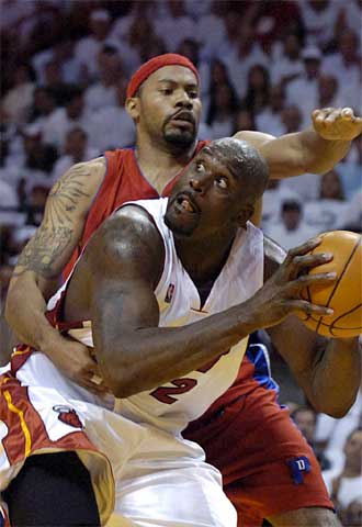 O'Neal intenta eludir el acoso de Wallace.