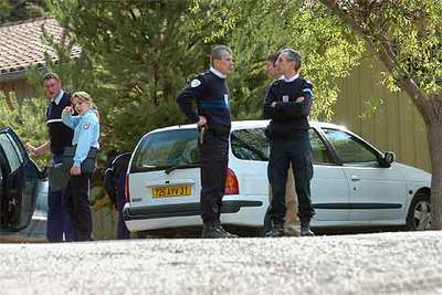 Gendarmes frente al taller de carnés de identidad presuntamente asaltado por ETA en Millau en 2005.