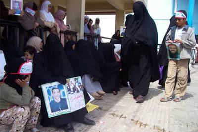 Hijos de presos islamistas se manifiestan con sus madres en mayo ante la prisión de Oukacha, en Casablanca.