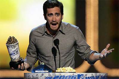 Jake Gyllenhaal recoge el premio MTV a la mejor interpretación, por  Brokeback Mountain,  el pasado sábado.