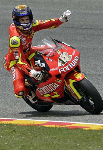Jorge Lorenzo da la vuelta de honor.