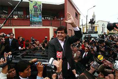 Alan García saluda a sus seguidores tras votar en un colegio electoral de Lima.