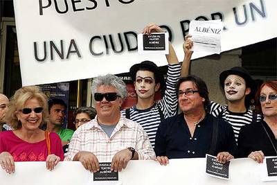 Marisa Paredes, Pedro Almodóvar y José Antonio (de izquierda a derecha), ayer en la cabecera de la manifestación en defensa del teatro Albéniz de Madrid.