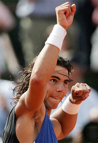 Rafael Nadal alza los puños tras su victoria.