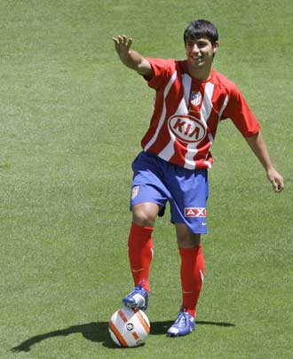 Sergio Agüero, con el uniforme del Atlético en su presentación.