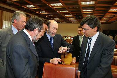 Alfredo Pérez Rubalcaba, tercero por la izquierda, con varios senadores en la Comisión de Interior del Senado.