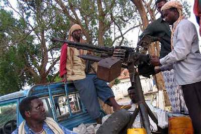 Guerrilleros islamistas examinan las armas capturadas ayer en Balad a tropas de los  señores de la guerra  laicos.