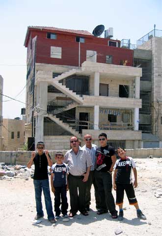 Familiares de Mohamed Abu el Haua, que fue asesinado tras vender su piso en Jerusalén.