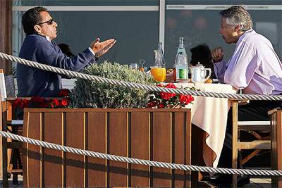 Nicolas Sarkozy, ministro francés de Interior (izquierda), en un desayuno  con el primer ministro, Dominique de Villepin, antes de comenzar un acto de su partido el 3 de septiembre de 2005.