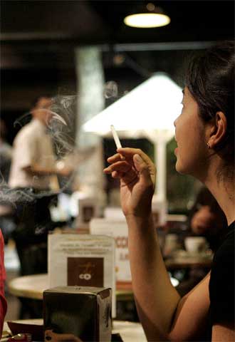 Cataluña permitirá que los restaurantes dejen sin aislar las zonas de fumadores
