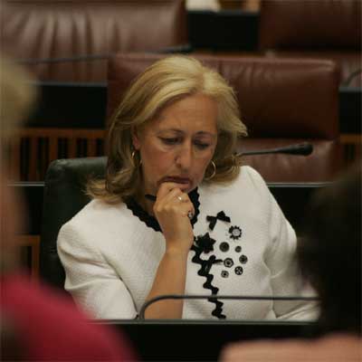 Fuensanta Coves, sentada en su escaño del Parlamento, en un pleno de febrero de 2006.