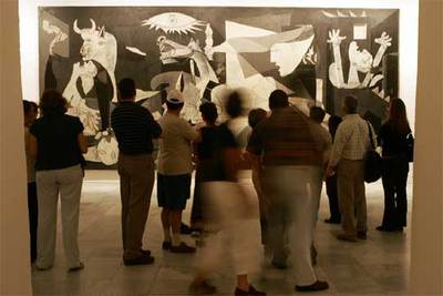 Visitantes del Centro de Arte Reina Sofía, ayer por la tarde ante el  Guernica. 