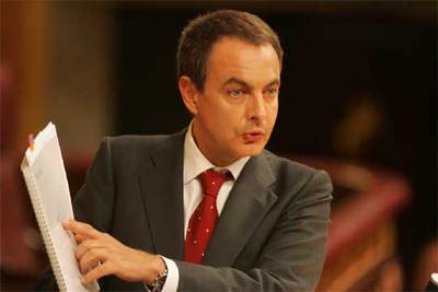Zapatero muestra un documento oficial de 1998, cuando gobernaba Aznar, referente al 