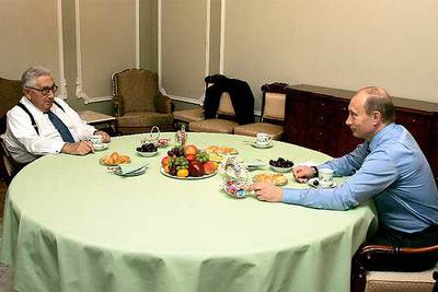 PUTIN RECIBE A UNO DE LOS ACTORES DE LA GUERRA FRÍA