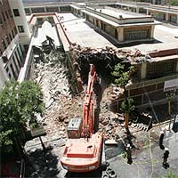 El mercado de Torrijos, minutos después de iniciarse la demolición.