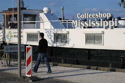 Un joven pasa ante el  Mississippi,  un  coffeeshop  de Maastricht que vende marihuana.