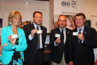 La consejera de justicia andaluza, el alcalde de Sevilla, Manuel Chaves y Jordi Sevilla con su  eDNI. 