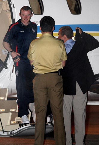 Rooney, a su llegada anoche al aeropuerto de Baden-Baden.