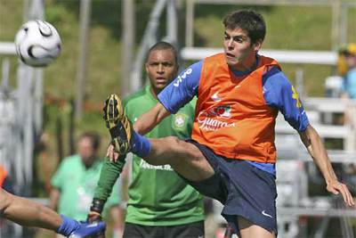 Kaká despeja el balón en un entrenamiento.