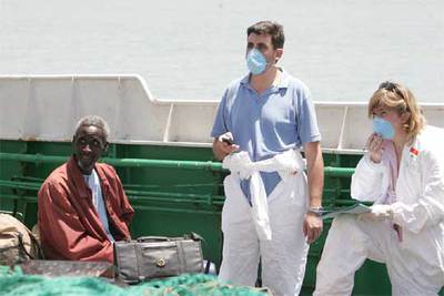 Uno de los tripulantes del barco, ayer, junto a los miembros del juzgado de Cádiz que dirigieron el registro del arrastrero.