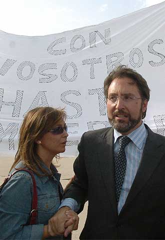 El presidente del consejo de administración de Afinsa, Juan Antonio Cano, recibido a las puertas de la cárcel por familiares y unos 300 empleados de la empresa. Detrás, una pancarta en la que se lee 