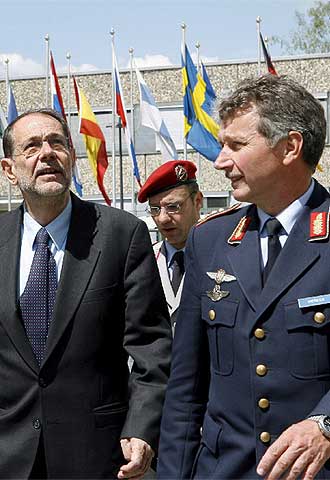 Javier Solana, durante su visita de ayer al cuartel de la UE en las afueras de Potsdam.
