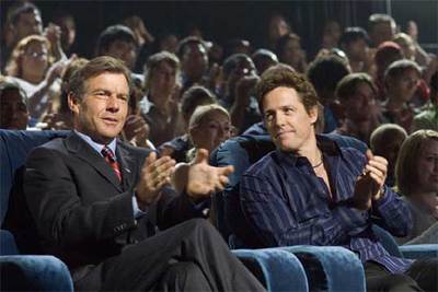 Dennis Quaid, izquierda, y Hugh Grant, en una imagen de  American Dreamz .