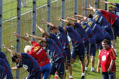 Los jugadores de la selección, ayer, durante su primer entrenamiento en Kamen.