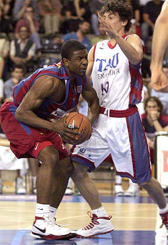 Williams controla el balón ante Ukik.