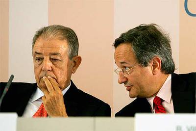 Gabarró (izquierda) y el consejero delegado de Gas Natural, Rafael Villaseca, antes de la junta de accionistas de ayer.