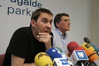 Arnaldo Otegi y Juan María Torrealdai, ex director de  Egunkaria,  en el acto en Andoain.