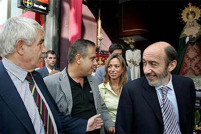 Pasqual Maragall; el alcalde de L'Hospitalet, Celestino Corbacho; la vicepresidenta del Congreso, Carme Chacón, y Pérez Rubalcaba, ante el local de la Cofradía del 15 + 1.