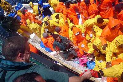 Momento en el que la  Río Duero  se abarloa a la barca.